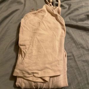 USED SET OF SKIMS COLOR LIGHT PINK CAMI CROP TOP WITH MATCHING LEGGINGS SIZE M